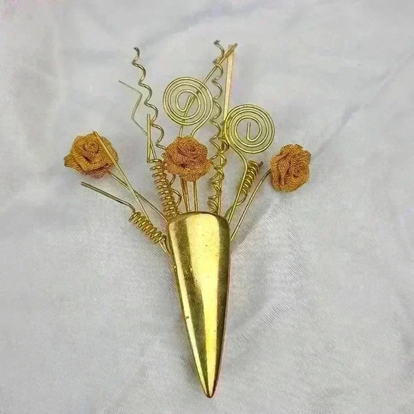 Vintage Gold-toned mesh flowers brooch - Picture 1 of 17